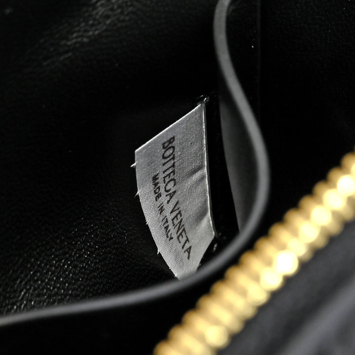 Batch 1260 #Bv The new Concert pouch is the most beautiful and practical mini bag I have ever seen 🎈 The bag body adopts the classic lntrecciato weaving process✅ It is equipped with a leather double-headed zipper, the opening is wide, easy to take and put, the shoulder strap knot can be slid to adjust the length freely, that is, 🉑️crossbody/underarm, and can be used as a clutch bag. Small body, large capacity, so practical! The key is that it is extremely versatile! Come and buy this small, exquisite, beautiful and versatile bag 👍 Model: 4258 Size: 18.5*11.5*8.5